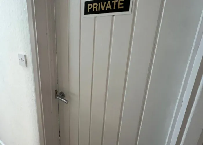 Spacious Near Southmead Hospital 招待所 3*