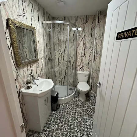 Spacious Near Southmead Hospital Penzion 3*